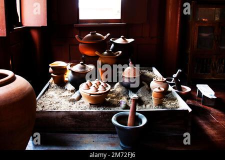 Intérieur salle de cuisine de l'ancienne maison en bois ou ancienne maison en bois dans Khum Khun Phaen jardin parc dans le temple de Wat Khae pour les gens thaïlandais voyageur étranger Banque D'Images