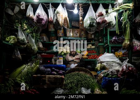 Kolkata, Bengale occidental, Inde. 7th janvier 2023. Un fournisseur de légumes prépare un magasin pour la journée. Credit: Matt Hunt / Neato / Alay Live News Banque D'Images