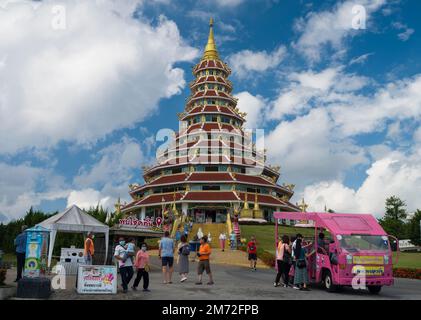 Chiang Rai, Thaïlande. 17 novembre 2022. Wat Huay Pla Kang. Femme thaïlandaise donnant signe de gratitude. Temple chinois dans la province de Chiang Rai. Banque D'Images