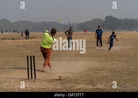 Kolkata, Bengale occidental, Inde. 7th janvier 2023. Les gens jouent au cricket dans un parc public de Kolkata. Credit: Matt Hunt / Neato / Alay Live News Banque D'Images