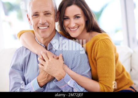 Ils se sont mutuellement. un homme mûr et sa jeune femme appréciant le temps ensemble. Banque D'Images