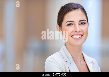 Portrait de positivité. Portrait d'une belle jeune femme d'affaires réussie. Banque D'Images
