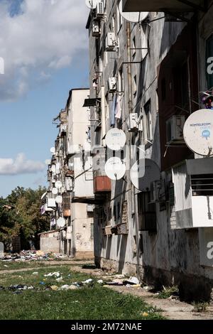 Un plan vertical de bâtiments d'appartements avec des antennes paraboliques à Ferentari Banque D'Images