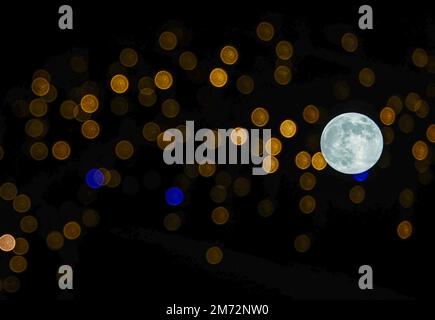 Pleine lune connue sous le nom de « Lune du loup » cachée parmi les lumières de Noël à Zagreb, en Croatie, sur 6 janvier 2023. Photo: Sanjin Strukic/PIXSELL Banque D'Images