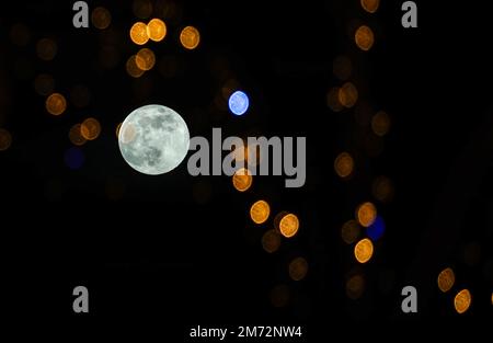 Pleine lune connue sous le nom de « Lune du loup » cachée parmi les lumières de Noël à Zagreb, en Croatie, sur 6 janvier 2023. Photo: Sanjin Strukic/PIXSELL Banque D'Images