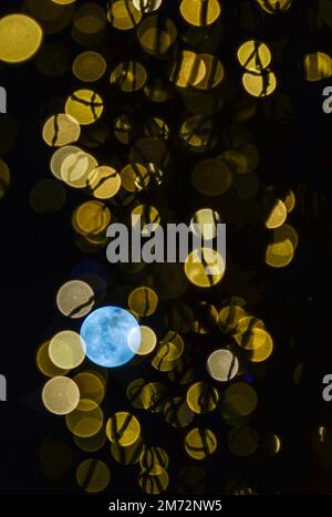 Pleine lune connue sous le nom de « Lune du loup » cachée parmi les lumières de Noël à Zagreb, en Croatie, sur 6 janvier 2023. Photo: Sanjin Strukic/PIXSELL Banque D'Images