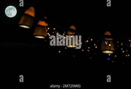 Pleine lune connue sous le nom de « Lune du loup » cachée parmi les lumières de Noël à Zagreb, en Croatie, sur 6 janvier 2023. Photo: Sanjin Strukic/PIXSELL Banque D'Images