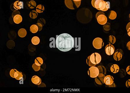 Pleine lune connue sous le nom de « Lune du loup » cachée parmi les lumières de Noël à Zagreb, en Croatie, sur 6 janvier 2023. Photo: Sanjin Strukic/PIXSELL Banque D'Images