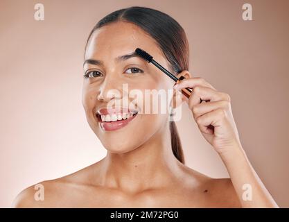 Portrait de beauté et brosse pour sourcils de femme pour le soin de la peau et le sourire naturels. Jeune modèle cosmétique fille avec un brossage sain de la peau Banque D'Images