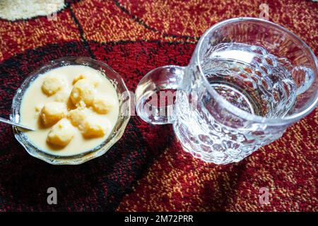 Une tasse de thé et de sucré célèbre au Bangladesh. Malai Chop ou rosh malai avec un verre. Banque D'Images