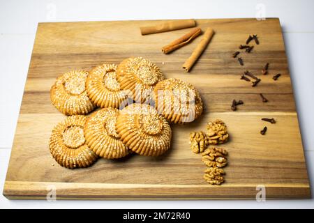 Les biscuits traditionnels turcs, les biscuits fourrés de sésame et de noix, le nom "kombe", les aliments traditionnels locaux d'Antakya. Banque D'Images