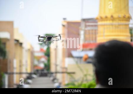 Gros plan d'un drone DJI Mavic Mini 2 sur fond flou Banque D'Images