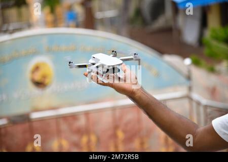 Gros plan d'un drone DJI Mavic Mini 2 sur fond flou Banque D'Images