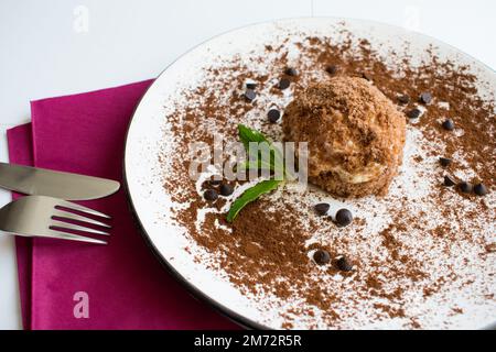 Délicieux gâteau à la mole, gâteau maison avec crème à la banane, gros plan. Banque D'Images