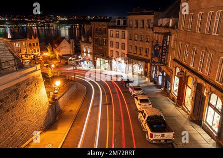 Québec, Canada - 22 octobre 2022 : Vieille ville de Québec dans la nuit d'automne. Restaurant et boutique de cadeaux sur la Côte de la montagne. Banque D'Images