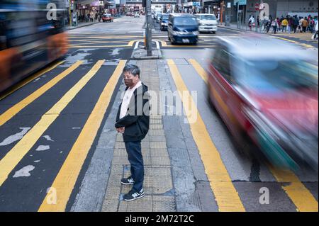 Hong Kong, Chine. 29th décembre 2022. Un piéton attend sur le trottoir pour un feu de signalisation qui devient vert à l'intersection de Zébra à Hong Kong. (Image de crédit : © Miguel Candela/SOPA Images via ZUMA Press Wire) Banque D'Images