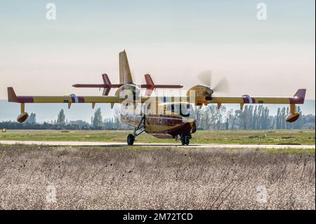 Un avion amphibie Canadair CL-415 pour la lutte contre les incendies aériens de la sécurité civile française contre les incendies de forêt. Banque D'Images