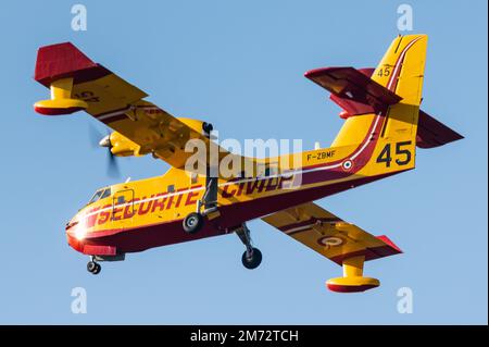 Un avion amphibie Canadair CL-415 pour la lutte contre les incendies aériens de la sécurité civile française contre les incendies de forêt. Banque D'Images