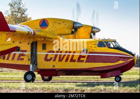 Un avion amphibie Canadair CL-415 pour la lutte contre les incendies aériens de la sécurité civile française contre les incendies de forêt. Banque D'Images