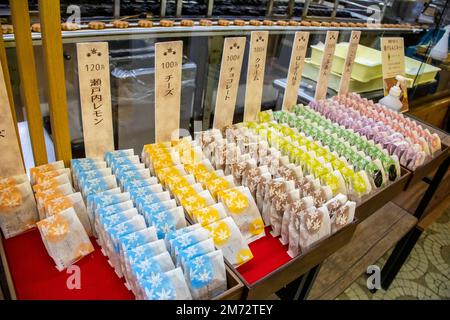 Hiroshima Japon 3rd décembre 2022: Le manju Momiji en magasin Momijido Nibanya, un gâteau au sarrasin et au riz en forme de feuille d'érable japonaise Banque D'Images