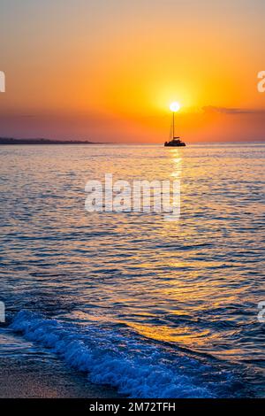 Une silhouette d'un voilier sur la mer pendant le coucher du soleil à Barcelone Banque D'Images