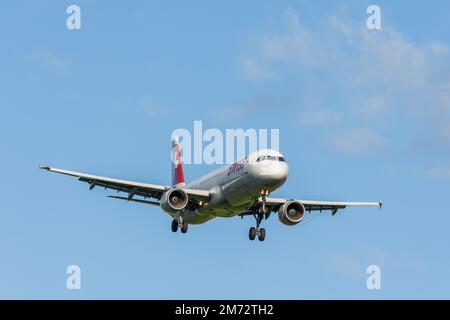 Avion de passagers Airbus A321-111 de Swiss International Air Lines à l'approche de l'aéroport de Zurich Banque D'Images