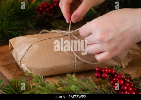 Noël stollen. Une femme européenne défait le paquet de Noël Banque D'Images