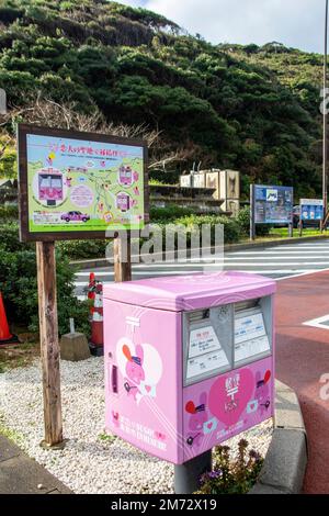 Tottori Japon 2nd décembre 2022 : la mignonne boîte postale de couleur rose au sanctuaire de Hakuto. Il a été élu le premier « sanctuaire de Lover » au Japon en 2010. Banque D'Images