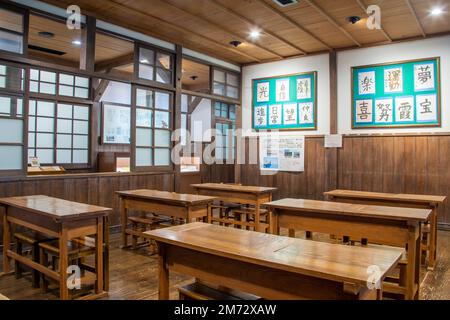 Tottori Japan Déc 1st 2022: La salle de classe primaire de style ancien de l'ère Showa dans WARABEKAN, un musée de jouets et de chansons pour enfants. Banque D'Images