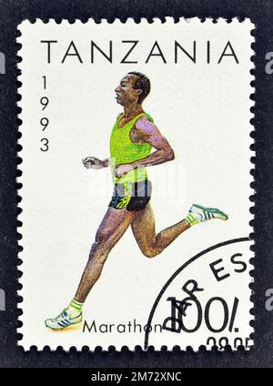 Timbre-poste annulé imprimé par la Tanzanie, qui montre Marathon, vers 1993. Banque D'Images