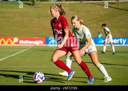 Adélaïde, Australie. 07th janvier 2023. Adélaïde, Australie méridionale, 7 janvier 2023 : les Fiona Worts (23 Adelaide United) et Hayley Taylor-Young (12 Canberra United) se battent pour le ballon lors du match Liberty A-League entre Adelaide United et Canberra United au ServiceFM Stadium d'Adélaïde, en Australie. (NOE Llamas/SPP) crédit: SPP Sport Press photo. /Alamy Live News Banque D'Images