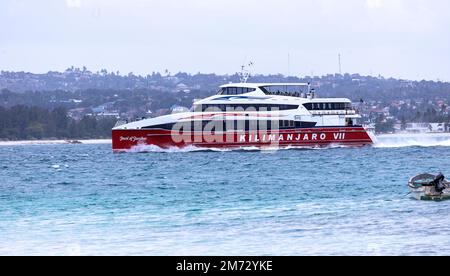 L'un des catamaran à grande vitesse de conception de passagers ferries qui se trouvent régulièrement entre les ports de Dar es Salaam et Zanzibar Banque D'Images