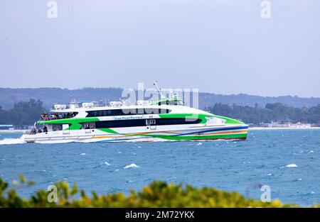 L'un des catamaran à grande vitesse de conception de passagers ferries qui se trouvent régulièrement entre les ports de Dar es Salaam et Zanzibar Banque D'Images