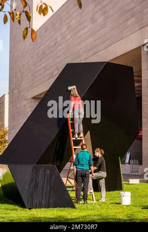 Nettoyage d'une des sculptures modernes et abstraites devant la National Gallery of Art - East Building, Washington, D.C., USA Banque D'Images