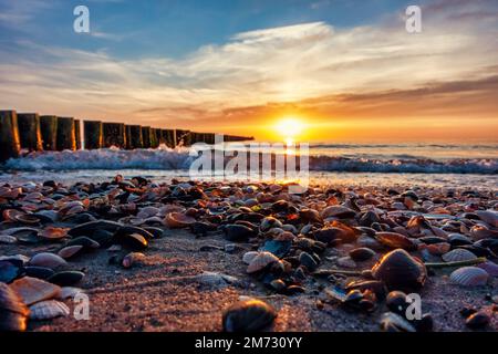 Stimmungsmoller Sonnenuntergang am Ostseestrand Darß Wustrow Banque D'Images