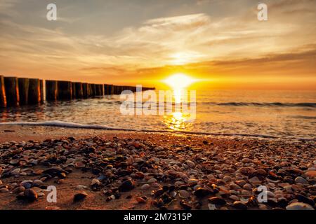 Stimmungsmoller Sonnenuntergang am Ostseestrand Darß Wustrow Banque D'Images