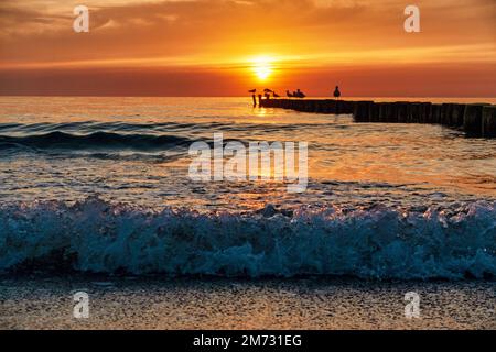 Stimmungsmoller Sonnenuntergang am Ostseestrand Darß Wustrow Banque D'Images