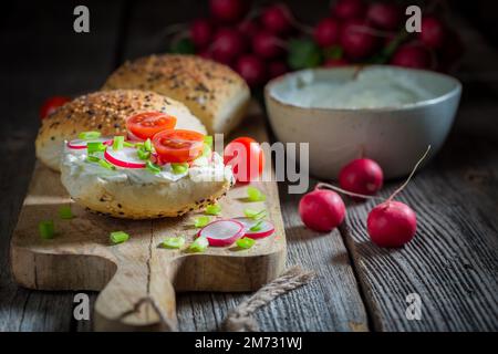 Sandwich maison et sain avec tomates cerises et fromage de fromage. Sandwich avec légumes et fromage pour le petit déjeuner. Banque D'Images