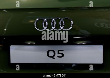 Riga, Lettonie - 29 avril 2022: Nouvelle Audi Q5 S ligne arrière avec logo brillant emblème Banque D'Images