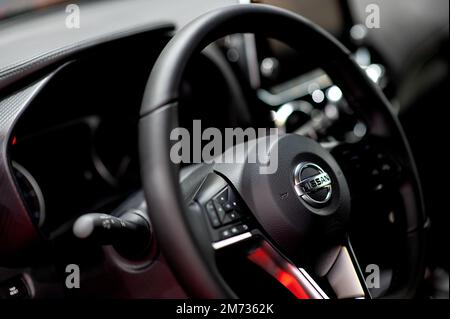Riga, Lettonie - 29 avril 2022 : vue intérieure de la voiture Nissan Juke avec tableau de bord, volant multifonctions, compteur de vitesse Banque D'Images