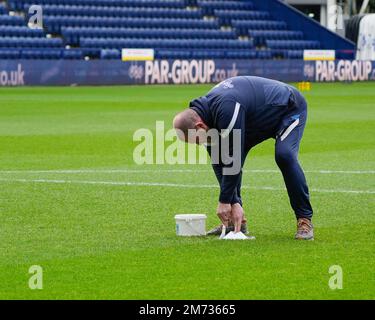 Preston, Royaume-Uni. 07th janvier 2023. Le Groundsman Deepdale marque la pénalité avant le match de la coupe Emirates FA Preston North End vs Huddersfield Town à Deepdale, Preston, Royaume-Uni, 7th janvier 2023 (photo de Steve Flynn/News Images) à Preston, Royaume-Uni, le 1/7/2023. (Photo de Steve Flynn/News Images/Sipa USA) crédit: SIPA USA/Alay Live News Banque D'Images