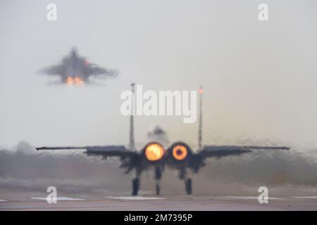 Chasseur Jet - brume de chaleur, flou et brûleurs. Le F-15fighter lance ses brûleurs d'après-vente tandis qu'un autre souffle dans le ciel dans un décollage spectaculaire Banque D'Images