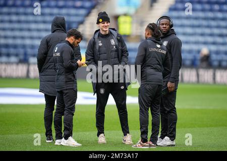 Preston, Royaume-Uni. 07th janvier 2023. Les joueurs de Huddersfield Town inspectent le terrain avant le match de la coupe Emirates FA Preston North End vs Huddersfield Town à Deepdale, Preston, Royaume-Uni, 7th janvier 2023 (photo de Steve Flynn/News Images) à Preston, Royaume-Uni, le 1/7/2023. (Photo de Steve Flynn/News Images/Sipa USA) crédit: SIPA USA/Alay Live News Banque D'Images