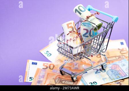 Panier plein de billets en euros. Banque D'Images