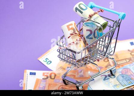 Panier plein de billets en euros. Banque D'Images