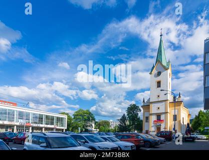 Zlin: Théâtre de ville, église de Saint Philip et James (Kostel svatého Filipa Jakuba) dans , Zlinsky, région de Zlin, région de Zliner, Tchèque Banque D'Images