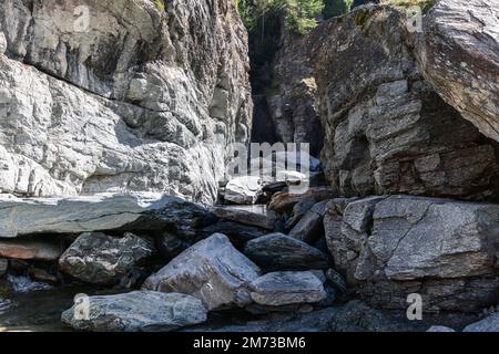 Lit de la cascade de Lillaz (Cascate di Lillaz), séché cette saison, divisé par des milliers d'années de formation dans des roches alpines de granit, vallée d'Aoste Banque D'Images