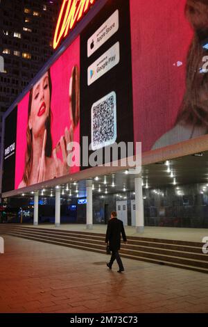 Un homme marche le long du flanc sur la rue Novy Arbat (New Arbat) la nuit. Moscou, Russie. Banque D'Images