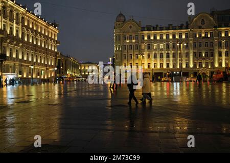 La nuit, les gens marchent sur la place Sapojkovskaya près du Kremlin. Moscou, Russie. Banque D'Images