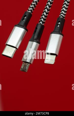 Gros plan, rogné, CopySpace : vue détaillée des trois fiches de charge USB Banque D'Images